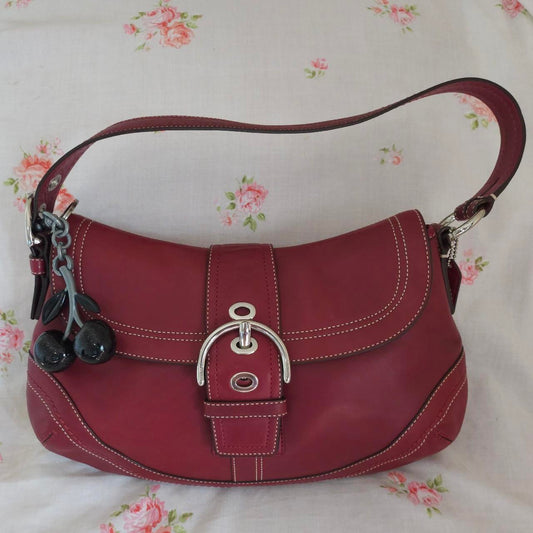 ❤️ Vintage Y2K Coach Dark Red Soho Buckle Shoulder Purse ❤️ ❤️ Excellent Condition. Only flaw i see is wear on one of the rings ❤️ charm included.