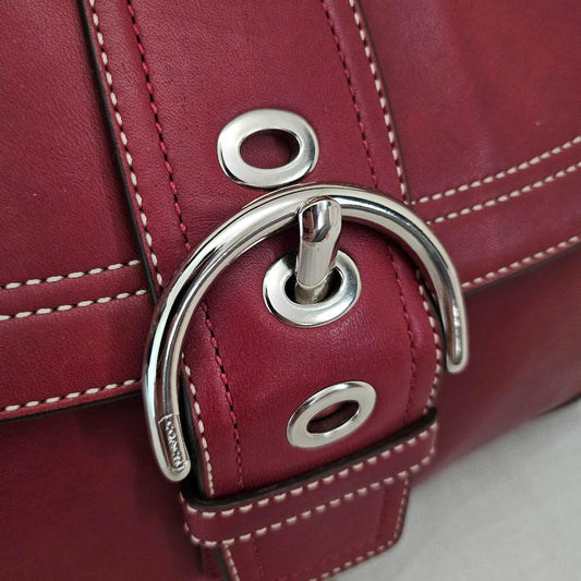 ❤️ Vintage Y2K Coach Dark Red Soho Buckle Shoulder Purse ❤️ ❤️ Excellent Condition. Only flaw i see is wear on one of the rings ❤️ charm included.