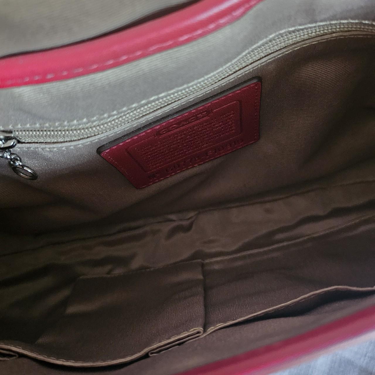 ❤️ Vintage Y2K Coach Dark Red Soho Buckle Shoulder Purse ❤️ ❤️ Excellent Condition. Only flaw i see is wear on one of the rings ❤️ charm included.