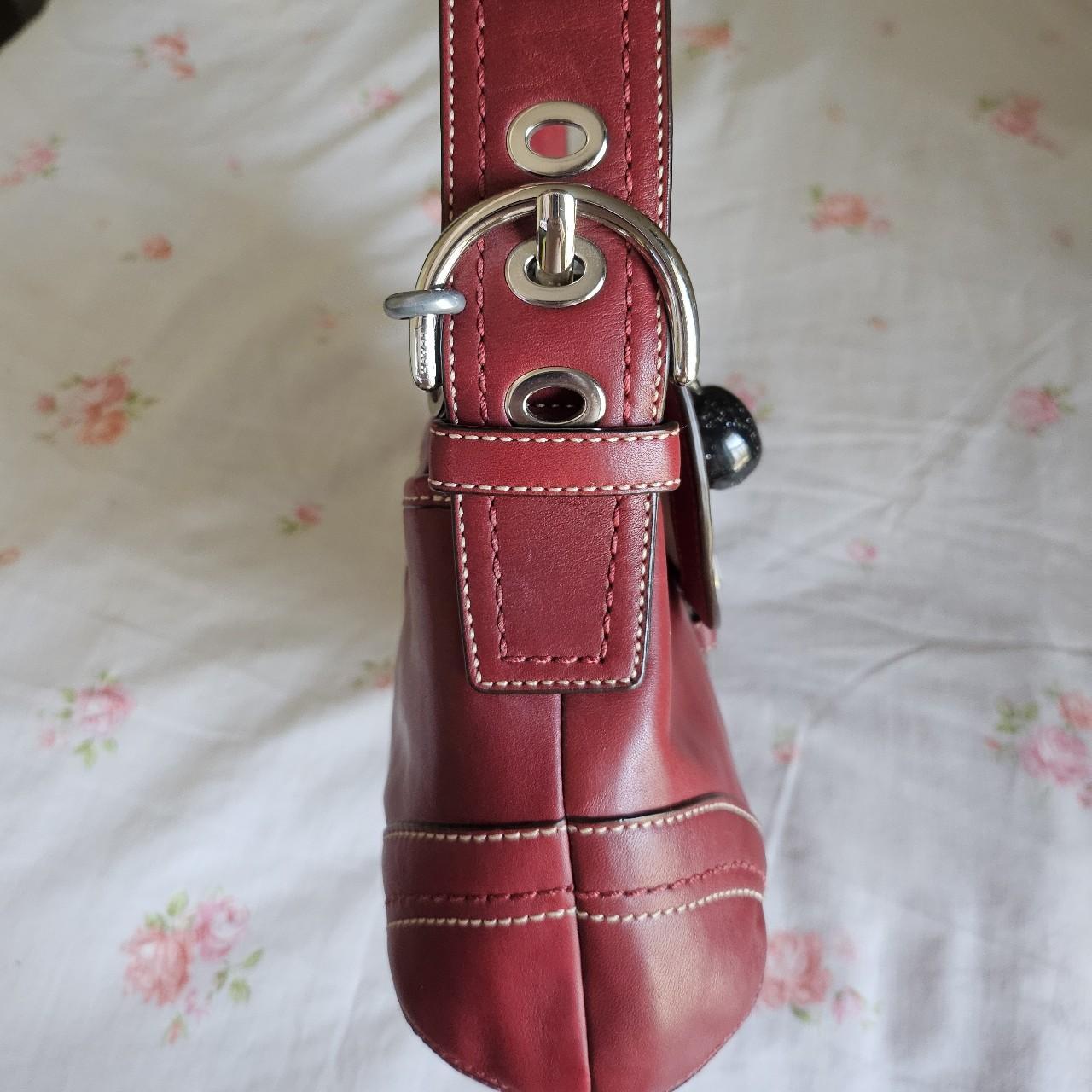 ❤️ Vintage Y2K Coach Dark Red Soho Buckle Shoulder Purse ❤️ ❤️ Excellent Condition. Only flaw i see is wear on one of the rings ❤️ charm included.