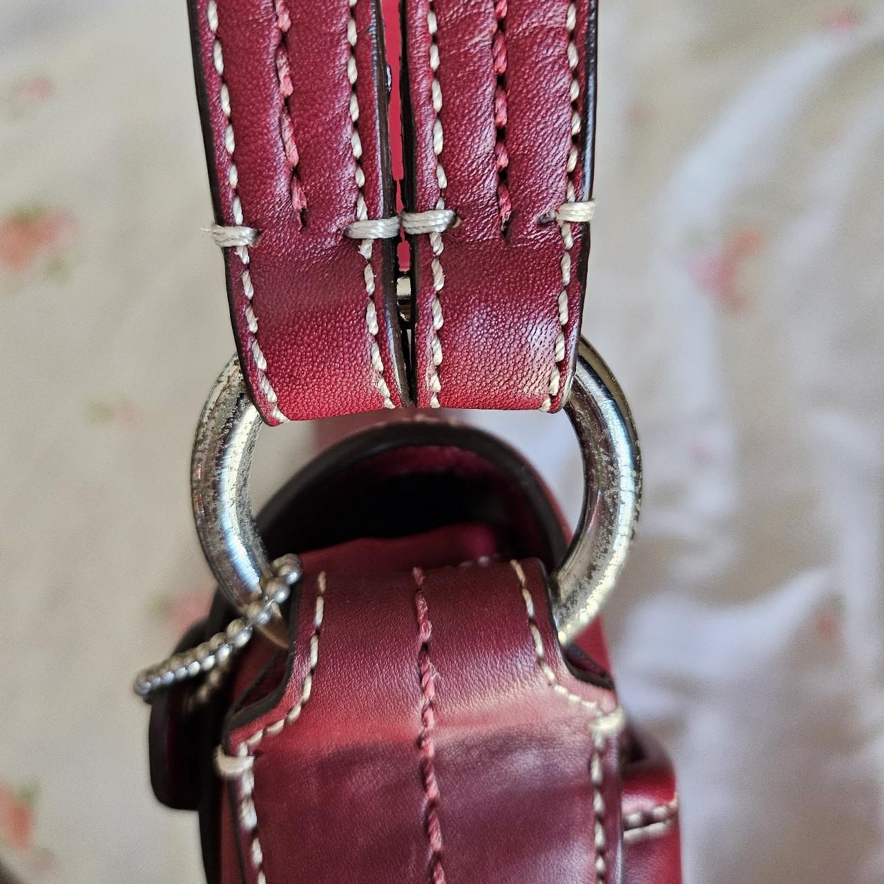 ❤️ Vintage Y2K Coach Dark Red Soho Buckle Shoulder Purse ❤️ ❤️ Excellent Condition. Only flaw i see is wear on one of the rings ❤️ charm included.