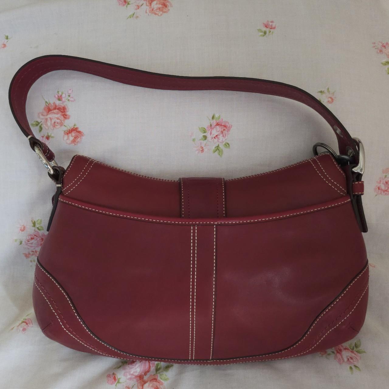 ❤️ Vintage Y2K Coach Dark Red Soho Buckle Shoulder Purse ❤️ ❤️ Excellent Condition. Only flaw i see is wear on one of the rings ❤️ charm included.