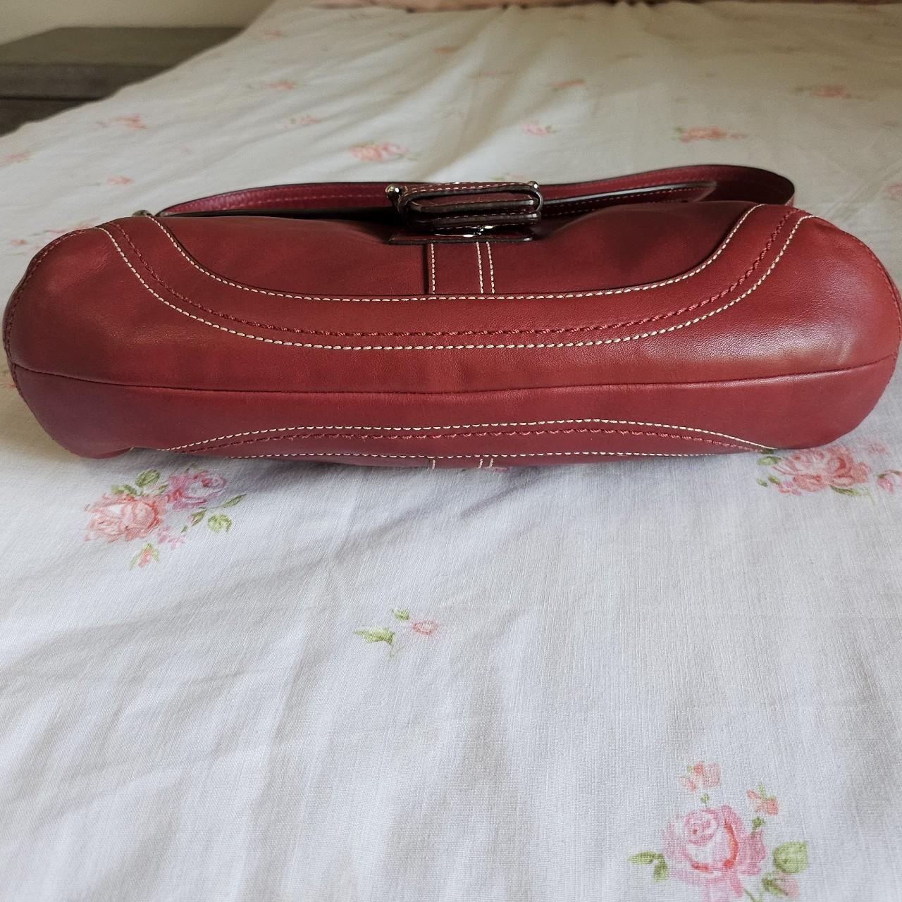❤️ Vintage Y2K Coach Dark Red Soho Buckle Shoulder Purse ❤️ ❤️ Excellent Condition. Only flaw i see is wear on one of the rings ❤️ charm included.